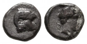 CARIA, Kasolaba. Hemióbolo. (Ar. 0,55g/8mm). Siglo IV a.C. (Klein 496-498). Anv: Cabeza de carnero a derecha. Rev: Cabeza masculina jóven a derecha. M...