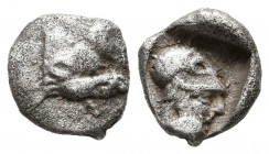 ISLAS DE CARIA, Rodas. Obolo. (Ar. 0,46g/9mm). 480-408 a.C. Ialysos. (HGC 6, 1375). Anv: Parte delantera de jabalí con alas a derecha. Rev: Cabeza con...
