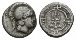 JONIA, Magnesia ed Maeandrum. Obolo. (Ar. 0,77g/9mm). 400-350 a.C. (SNG von Aulock 2032). Anv: Cabeza de Atenea con casco a derecha. Rev: Tridente ent...