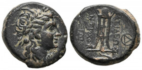 REINO SELEUCIDA, Antiocos II Theos. Ae18 (Ae. 7,13g/18mm). 261-246 a.C. Antioquía. Anv: Cabeza laureada de Apolo a derecha. Rev: Trípode, monogramas e...