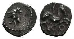 EMPORION (Ampurias, Gerona). Hemitrietartemorion (Ar. 0,11g/6mm). 450-400 a.C. (FAB-1197). Anv: Cabeza femenina con tocado a izquierda; Rev: Pegaso vo...