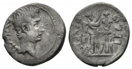 AUGUSTO. Quinario. (Ar. 1,77g/15mm). 25-23 a.C. Emérita Augusta. (RIC 1a). Anv: Cabeza de Augusto a izquierda, detrás leyenda: AVGVSTVS. Rev: Victoria...
