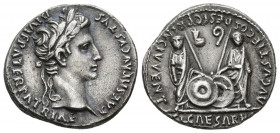 AUGUSTO. Denario. (Ar. 3,78g/19mm). 2 a.C.-4 d.C. Roma. (RIC 207). Anv: Busto laureado de Augusto a derecha, alrededor leyenda: CAESAR AVGVSTVS DIVI F...
