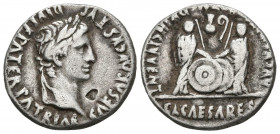 AUGUSTO. Denario (Ar. 3,61g/18mm). 7-6 a.C. Lugdunum. (RIC 207). Anv: Cabeza laureada de Augusto a derecha, alrededor leyenda: CAESAR AVGVSTVS DIVI F ...