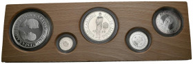 JUAN CARLOS I (1975-2014). Colección de 5 valores de plata emitidos por la FNMT. Valores de 100, 200, 500, 1000 y 2000 Pesetas. Serie I. 1989. Flor de...