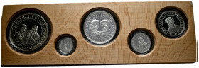 JUAN CARLOS I (1975-2014). Colección de 5 valores de plata emitidos por la FNMT. Valores de 100, 200, 500, 1000 y 2000 Pesetas. Serie II. 1990. Flor d...