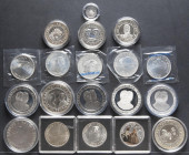 CONTEMPORÁNEO. Conjunto de 19 monedas conmemorativas españolas en plata de diferentes módulos de euros y pesetas: 30 (x 6)y 20 euros (x1) y 100 (x1), ...