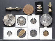 MEDALLAS. Bonito conjunto formado por 12 medallas, amuletos e insignias de diversos países, materiales y fechas. Diferentes estados de conservación. A...