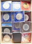 MONEDA EXTRANJERA. Variada e interesante colección formada por varias decenas de monedas en set y carteras de carácter conmemorativo destacando carter...