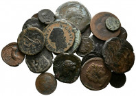 Conjunto de 22 monedas de bronce de distintas épocas, contiene algunas reproducciones. A EXAMINAR.
