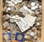 MONEDA EXTRANJERA. Interesante conjunto formado por cientos de monedas de un gran número de países y en su gran mayoría acuñadas en el siglo XX. Pieza...