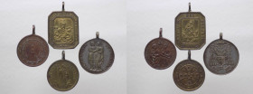 Gruppo di quattro medagliette votive a vario soggetto, tra cui San Pellegrino e la Maria Santissima del Rosario - metalli vari 

n.a.

Note: World...