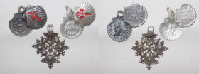 Gruppo di tre medagliette di cui due souvenir di Santiago de Compostela - materiali vari

n.a.

Note: Worldwide shipping