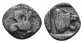 TROAS. (500-450 BC).Obol.Assos.

Obv : Griffin seated right, raising forepaw.

Rev : ΑΣΣ.
Head of roaring lion right within incuse square.
BMC 3 

Con...