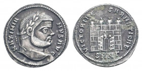 MAXIMIANUS HERCULIUS (286-305). Argenteus. Nicomedia.
Obv: MAXIMIANVS AVG.
Laureate head right.
Rev: VICTORIAE SARMATICAE / SMNΓ.
Campgate with four t...