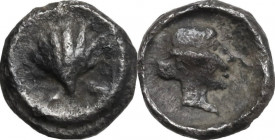 Greek Italy. Southern Apulia, Tarentum. AR Hemilitron, c. 470-450 BC. Obv. Scallop shell. Rev. Female head right. HN Italy 841; Vlasto 1175-88. AR. 0....