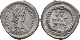 Theodosius II, 402-450. Siliqua (Silver, 18 mm, 2.00 g, 12 h), Constantinopolis, 420-429. D N THEODO-SIVS P F AVG Pearl-diademed, draped and cuirassed...