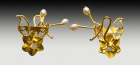 Very Elegant Ancient Roman Gold Earring with pearl
Reference:
Condition: Very Fine

Weight: 4 gr
Diameter: 25 mm