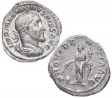 235-236 d.C. Maximino I. Roma. Denario. RIC 13. Ag. 3,62 g. Busto de Maximino a derecha /Providencia de pie a izquierda. PROVIDENTIA AVG. Bella. Brill...