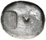 CHINA und Südostasien
China
Qing-Dynastie. De Zong, 1875-1908
Trommel-Sycee zu 10 Taels. Guang Xu.... 331,66 g. sehr schön