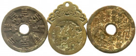 CHINA und Südostasien
China
Amulette
3 Bronzegussamulette des 19. Jh. 2 X die Trigramme des Fu Hsi und 1 X Dämonenjäger Zhong Kui. schön bis schön/...