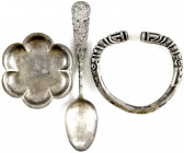 CHINA und Südostasien
China
Varia
3 Silber-Antiquitäten: Löffel, kl. Schale und Armreif. Alle mit älteren chines. Punzen. Gesamtgewicht 141,52 g....