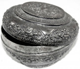 CHINA und Südostasien
Myanmar (Burma)
Varia
Getriebene Deckeldose, Silber, frühes 20. Jh. Für Betel. 14 X 9 cm. 255,57 g.