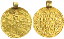 Ausländische Goldmünzen und -medaillen
Niederlande-Gelderland, Provinz
Dukat 1742. Am alten Goldhenkel. 3,69 g. ertwas wellig. Delmonte 650.