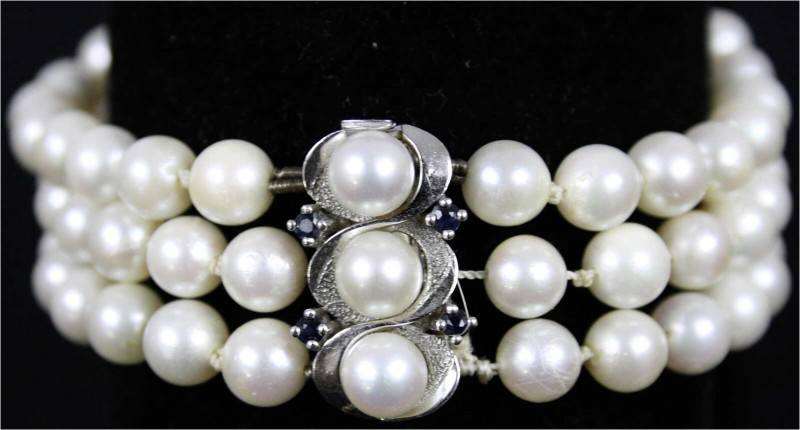 Schmuck und Accessoires aus Gold
Armbänder und Fußkettchen
Dreireihiges Perlen...