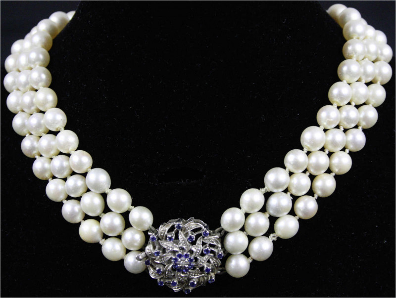 Schmuck und Accessoires aus Gold
Colliers und Halsketten
Dreireihiges Perlenco...