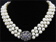 Schmuck und Accessoires aus Gold
Colliers und Halsketten
Dreireihiges Perlencollier, Schliesse Weissgold 750/1000, besetzt mit 1 Brillant und 24 Sap...