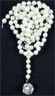 Schmuck und Accessoires aus Gold
Colliers und Halsketten
Perlencollier, bestehend aus 119 Akoyaperlen, mit Verschluss aus Weissgold 585/1000 mit Per...
