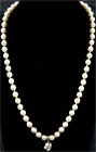 Schmuck und Accessoires aus Gold
Colliers und Halsketten
Perlencollier, bestehend aus 57 Akoyaperlen, mit Verschluss aus Gelbgold 585/1000 und Anhän...