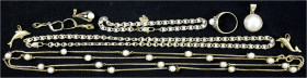 Schmuck und Accessoires aus Gold
Konvolute Goldschmuck
10 Teile: Paar Ohrstecker (333/1000), ein Fingerring mit Perle und Saphiren (Gelbgold 585/100...