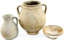 Ausgrabungen
Lots
3 Keramik-Gefäße, Osteuropa, Mittelalter: zweihenkliger Topf mit markanter breiter Rillenlippe (Höhe 22 cm), grauer einhenkliger B...