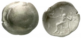 Kelten
Donaukelten
Tetradrachme, Imitation des makedonischen Typs Philipp III. Buckel/Zeus Nikophorou thront l. 13,48 g. schön/sehr schön, kl. Randf...