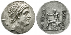 Altgriechische Münzen
Baktria
Königreich
Tetradrachme 230/190 v. Chr. Kopf mit Diadem r./Herakles mit Keule auf Fels sitzend. 16,51 g. Stempelstell...