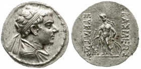 Altgriechische Münzen
Baktria
Königreich
Tetradrachme 145/140 v. Chr. Drap. Brb. mit Diadem r. im Kranz/Apoll steht l., zu Füßen Monogramm. 16,99 g...