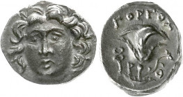 Altgriechische Münzen
Karia
Rhodos
Hemidrachme 304/189 v. Chr. Magistrat Gorgolos. Kopf des Helios v.v./Rose. 2,67 g. Stempelstellung 9 h. vorzügli...