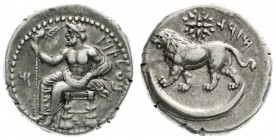 Altgriechische Münzen
Kilikia
Tarsos
Stater 351/334 v. Chr. Baal thront l., hält Zepter, darauf Adler/Löwe l. über Mondsichel, darüber Stern. 10,68...
