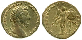Römische Münzen
Kaiserzeit
Marcus Aurelius, 161-180
Sesterz TRP XX = 165. Bel. Brb. r./TR POT XX IMP IIII COS III SC. Victoria steht v.v., Kopf r.,...