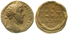 Römische Münzen
Kaiserzeit
Marcus Aurelius, 161-180
Sesterz TRP XXVII = 172. Belorb. Brb. r./ VICT GERM IMP VI COS III SC im Kranz. 24,21 g. Stempe...