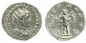 Römische Münzen
Kaiserzeit
Gordianus III. Pius, 238-244
Antoninian 243/244. Drap. Brb. r. mit Strahlenbinde/MARS PROPVG. Mars steht r. Stempelstell...