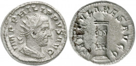 Römische Münzen
Kaiserzeit
Philippus I. Arabs, 244-249
Antoninian 247. Drap. Brb. mit Strahlenbinde r./SAECVLARES AVGG. Säule, darauf COS III. 4,30...