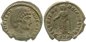 Römische Münzen
Kaiserzeit
Helena, Mutter Constantin des Großen, gest. 330
Follis, Trier. Drap. Brb. r./SECVRITAS REIPVBLICE STR. Helena steht l. 2...