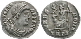 Römische Münzen
Kaiserzeit
Valens, 364-378
Siliqua 364/378 Trier. Drap., diad. Brb. r./VRBS ROMA TRPS. Roma thront l., hält Victoriola. 1,84 g. Ste...
