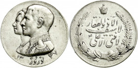 Ausländische Münzen und Medaillen
Iran
Mohammad Reza Pahlevi, Shah, 1941-1979
Silbermedaille SH 1347 = 1968. Gestaffelte Brb. des Herrschers und se...