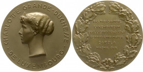 Ausländische Münzen und Medaillen
Luxemburg
Charlotte, 1919-1964
Bronzemedaille 1945 von Claus Cito. Auf ihre Rückkehr aus dem Exil. 70 mm. vorzügl...