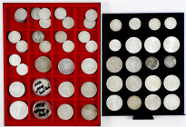 Ausländische Münzen und Medaillen
Niederlande
Lots
54 Silbermünzen der Niederlande und Kolonien ab 1846, vom Gulden bis 50 Gulden. Dabei auch 19 Mü...