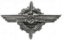 Medaillen
Drittes Reich
Hohlgeprägtes Abzeichen o.J. NS-Gem. Kraft durch Freude Großflugtag Mitteldeutschland Halle-Leipzig. 63 mm. vorzüglich. Ties...